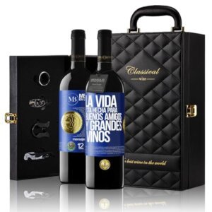 «La vida está hecha para buenos amigos y grandes vinos» Mensaje en una Botella. Estuche-Maletín de LUJO 2x Vino Tinto Premium Reserva 12 Meses y Set de 4 Accesorios. Etiqueta Azul PERSONALIZABLE